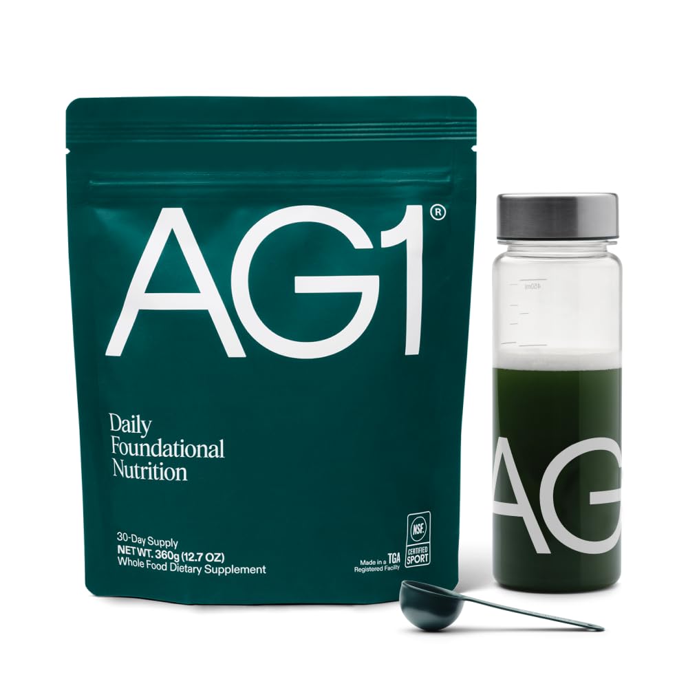 AG1 Greens Powder Supplement | Migliora la salute del fegato | Multivitamina, Probiotico, Gluten Free, Vegan e Keto Friendly | Shaker & Scoop Compreso | 75 Vitamine (verdi atletici), Formula classica