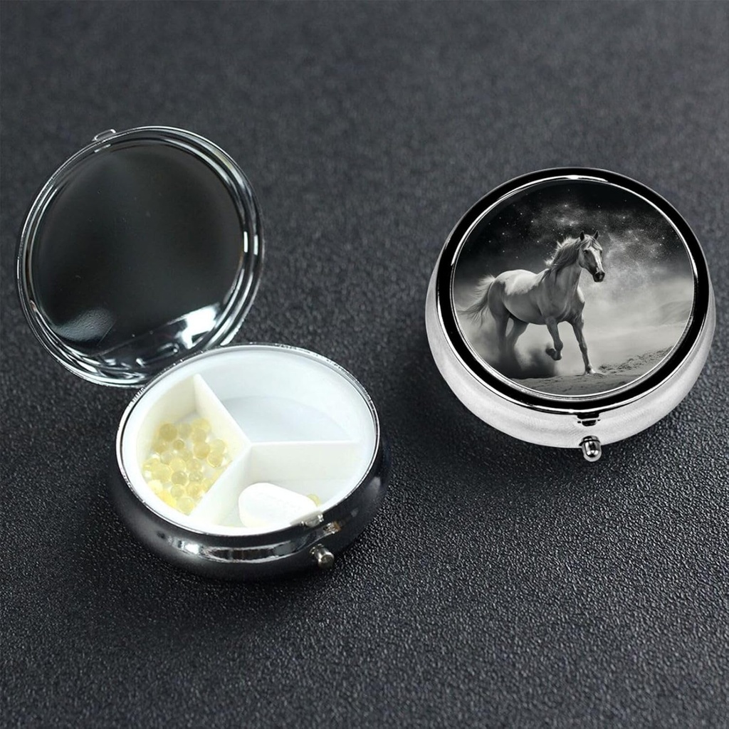 Casetta di pillola rotonda 3 scomparti Pill Box Pillbox Containe Pillbox per viaggio Piccolo caso Pillola Bianco Cavallo e Asteroide Pillola Organizzatore per Vitamine Fish Oil Box Supplemento Box