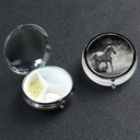 Casetta di pillola rotonda 3 scomparti Pill Box Pillbox Containe Pillbox per viaggio Piccolo caso Pillola Bianco Cavallo e Asteroide Pillola Organizzatore per Vitamine Fish Oil Box Supplemento Box